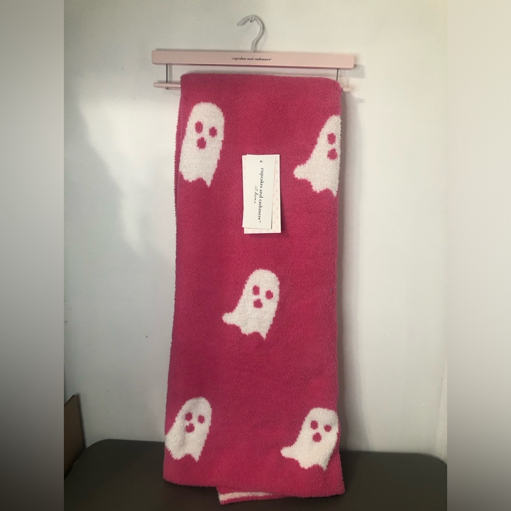 Cupcakes and Cashmere Viral Hot Pink/White Ghost Blanket Halloween NWT